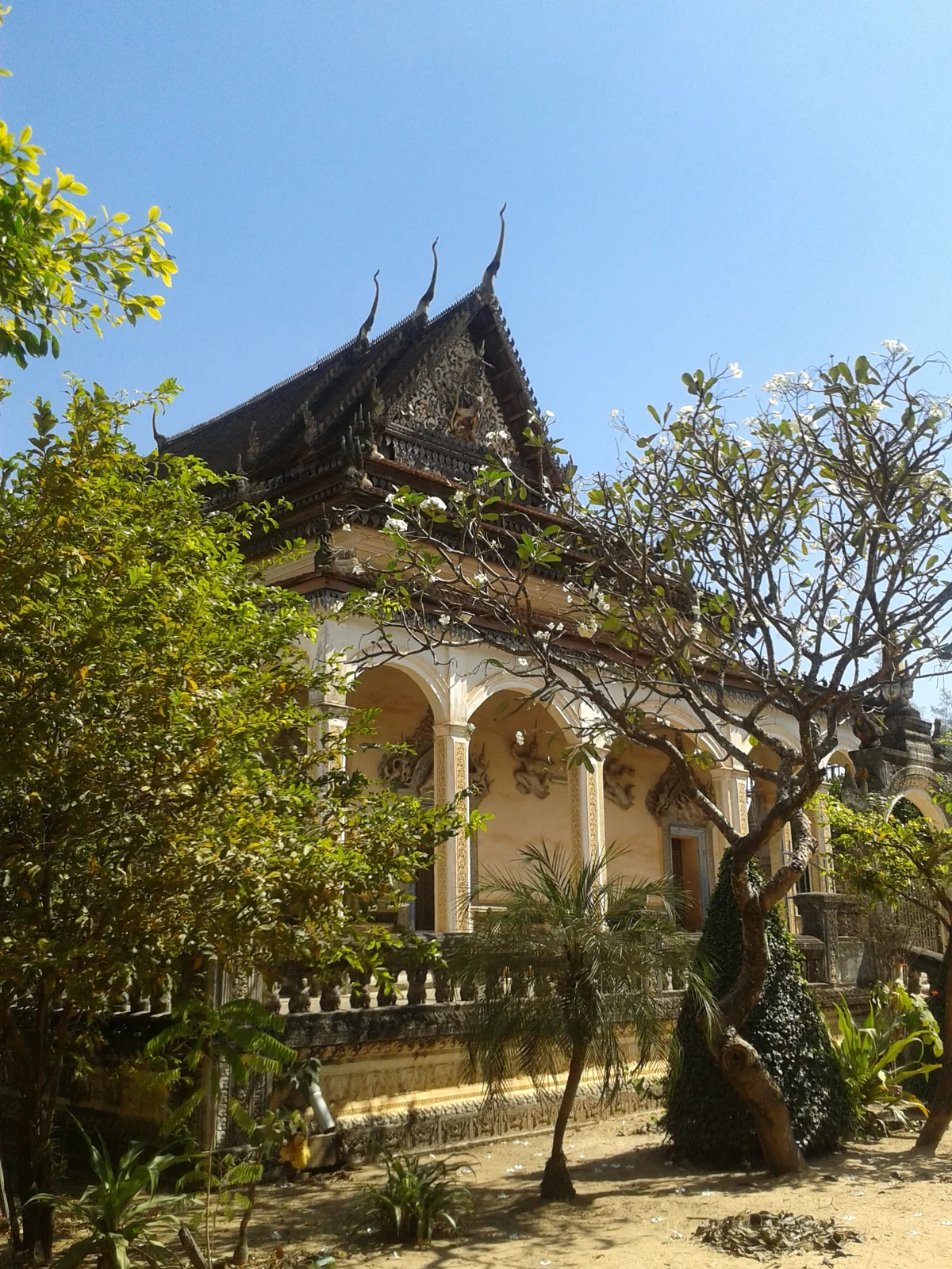 L’ancien sanctuaire de Wat Bo derrière les arbres
