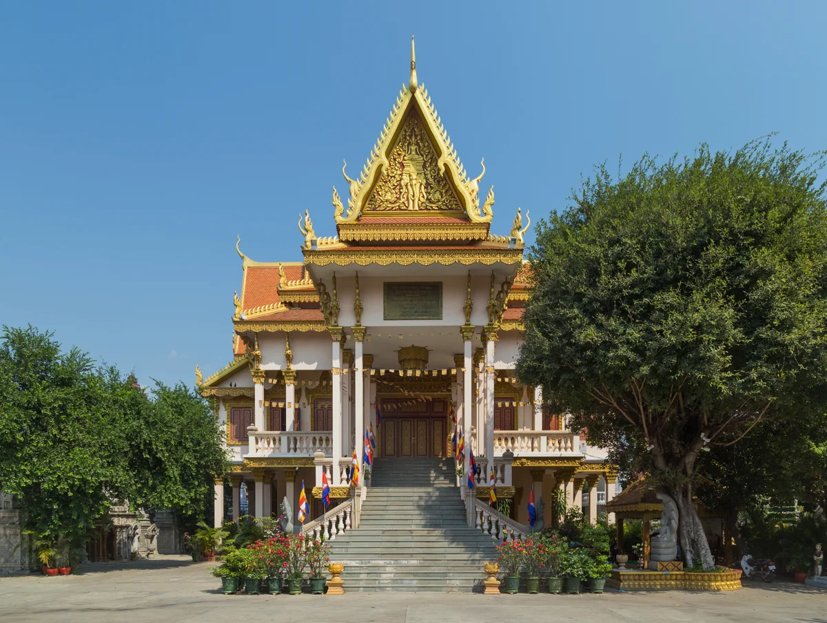 Le sanctuaire principal de Wat Langka entre les arbres à Phnom Penh