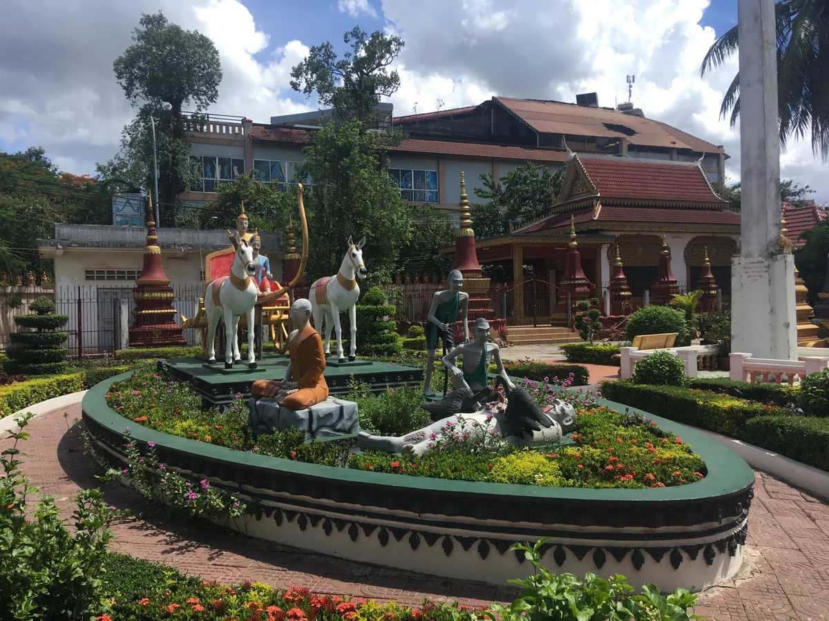 Des sculptures bouddhistes dans les jardins de Wat Preah Prom Rath