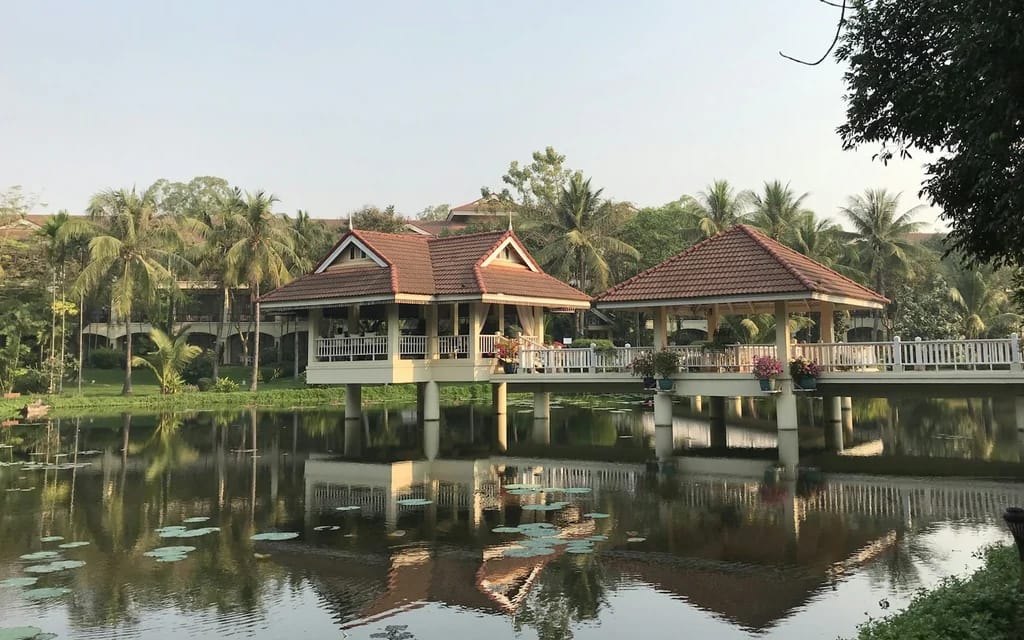 Hébergement au bord de l’eau à Siem Reap, illustration d’un style de séjour et non recommandation d’hôtel