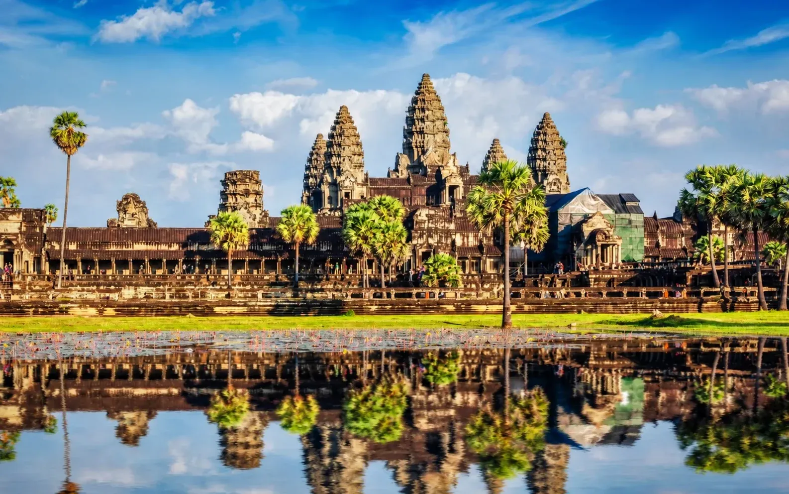 Angkor Wat et son reflet dans les douves, photographie de couverture éditoriale