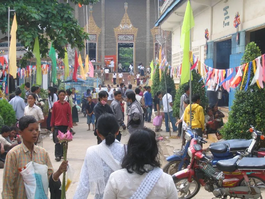 Des familles arrivent à la pagode pour Pchum Ben à Phnom Penh, septembre 2005