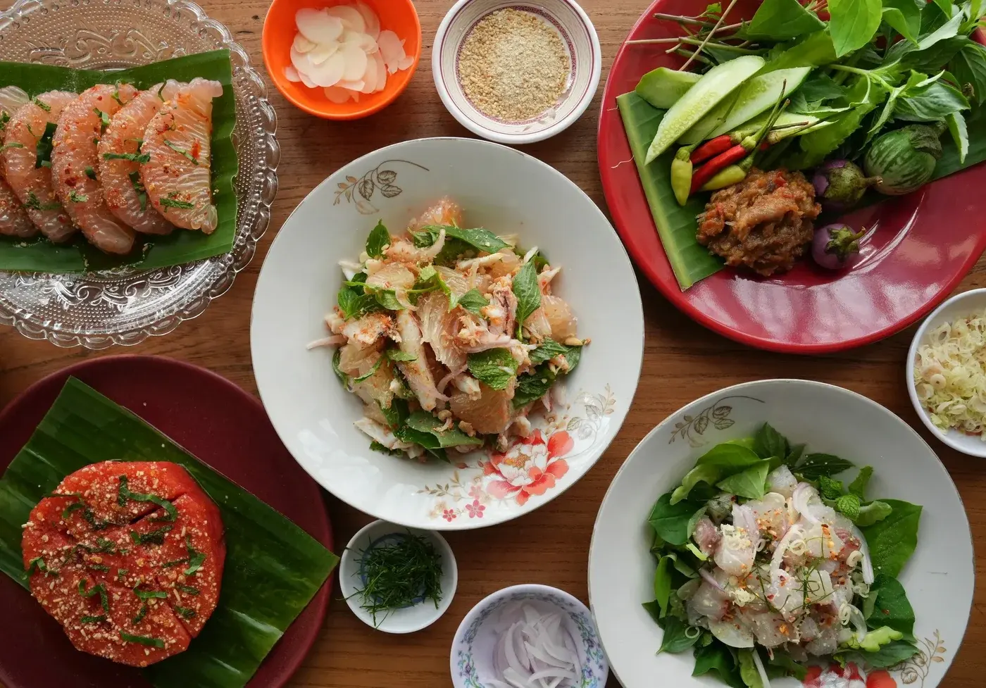 Une table de plats, parmi les dépenses d’un voyage au Cambodge