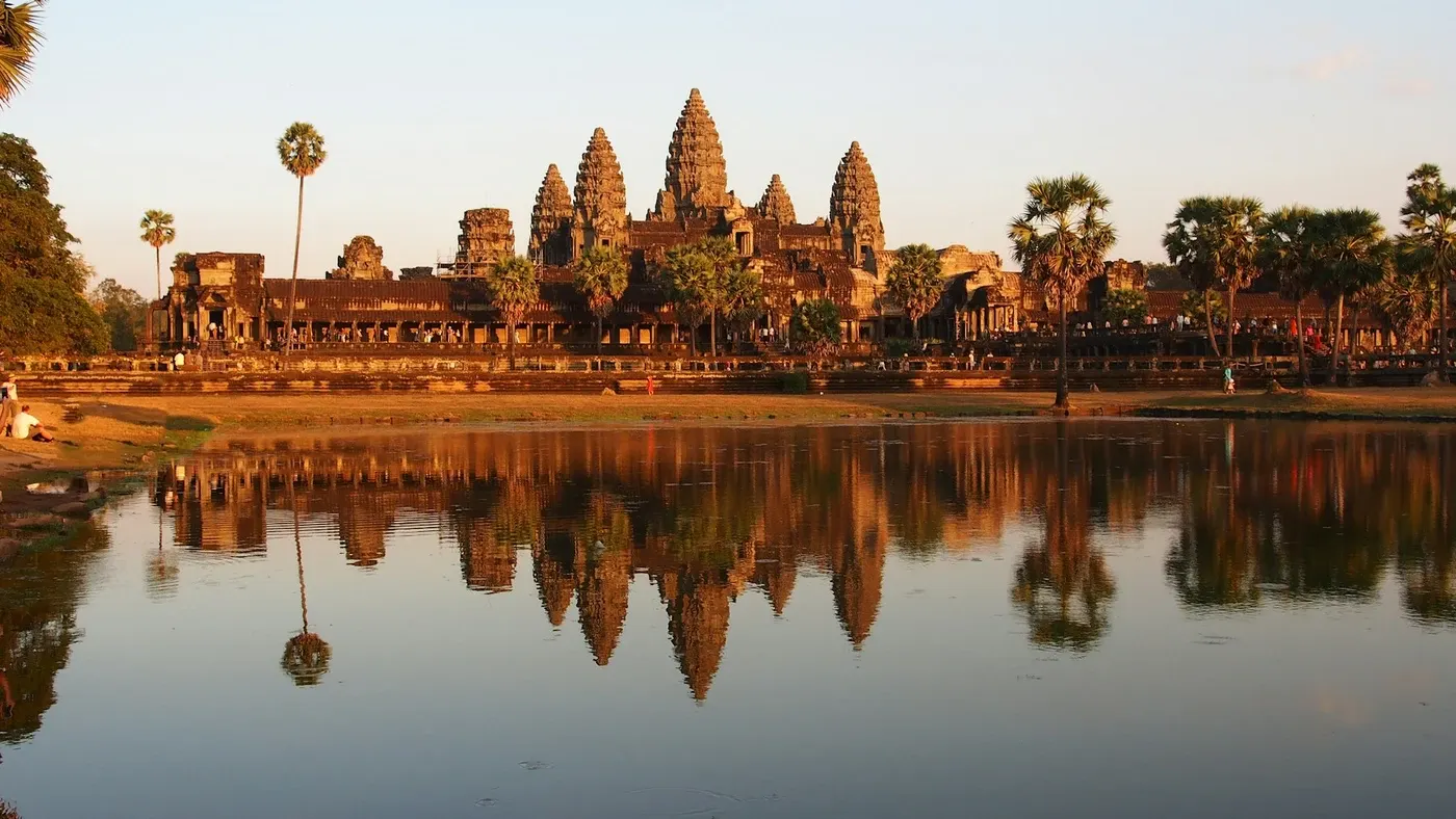 Angkor Wat et son reflet dans une lumière dorée
